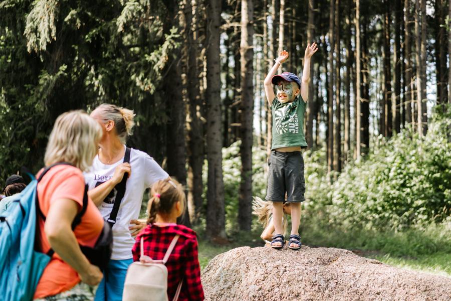 lapsed ja täiskasvanud looduses