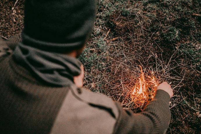 Nooruk metsas lõket süütamas