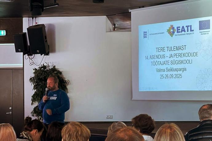 Mees rauditooriumis presentatsiooni tutvustamas