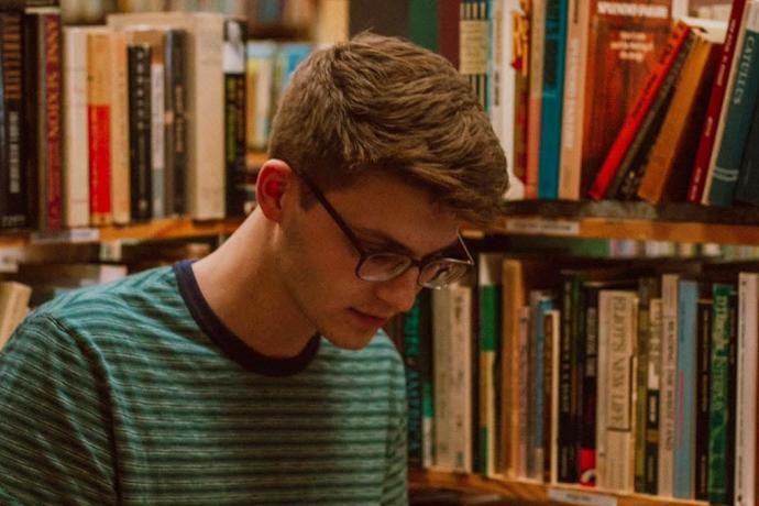 Noormees raamatukogus