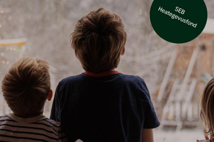 Lapsed vaatavad aknast välja