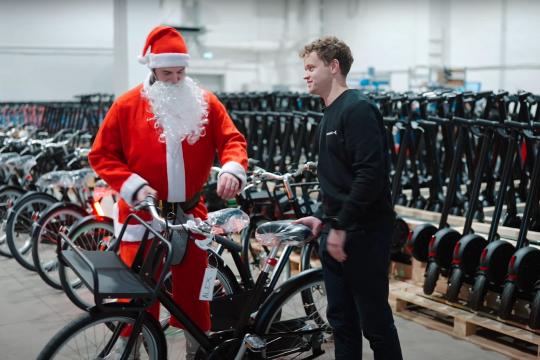 Comodule kingib jalgrattaid jõuluvanale