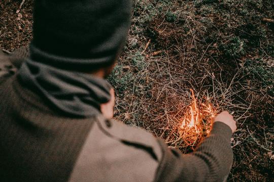 Nooruk metsas lõket süütamas