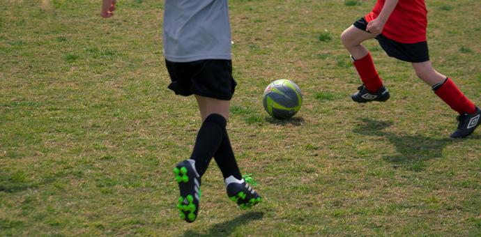 Poisid mängivad jalgpalli