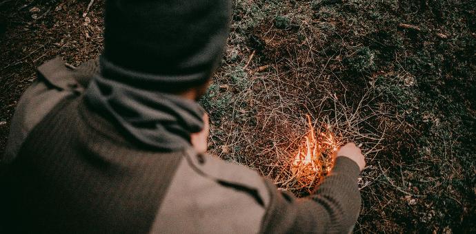 Nooruk metsas lõket süütamas