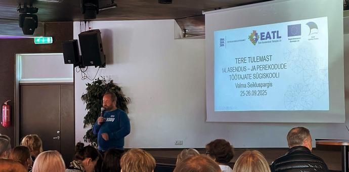 Mees rauditooriumis presentatsiooni tutvustamas