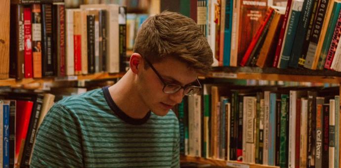 Noormees raamatukogus