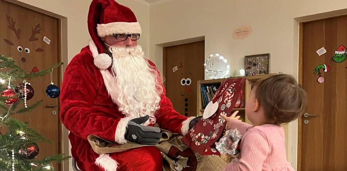 Jõuluvana ulatab tüdrukule kingitust