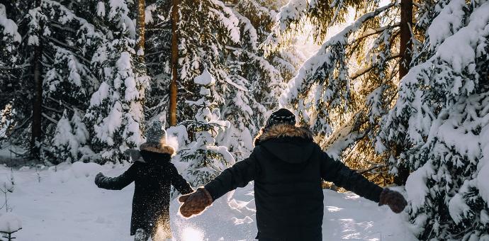 Lapsed jooksevad talvises metsas