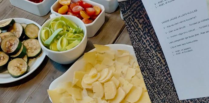 Pitsa tegemise toiduained ja abitekstiga leht koolituselt