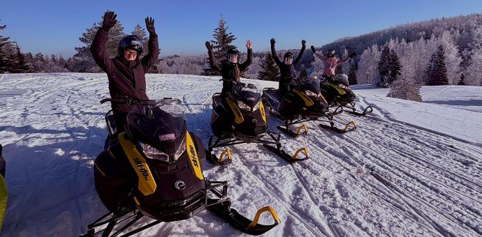 Noored rõõmsalt lumesaanidel